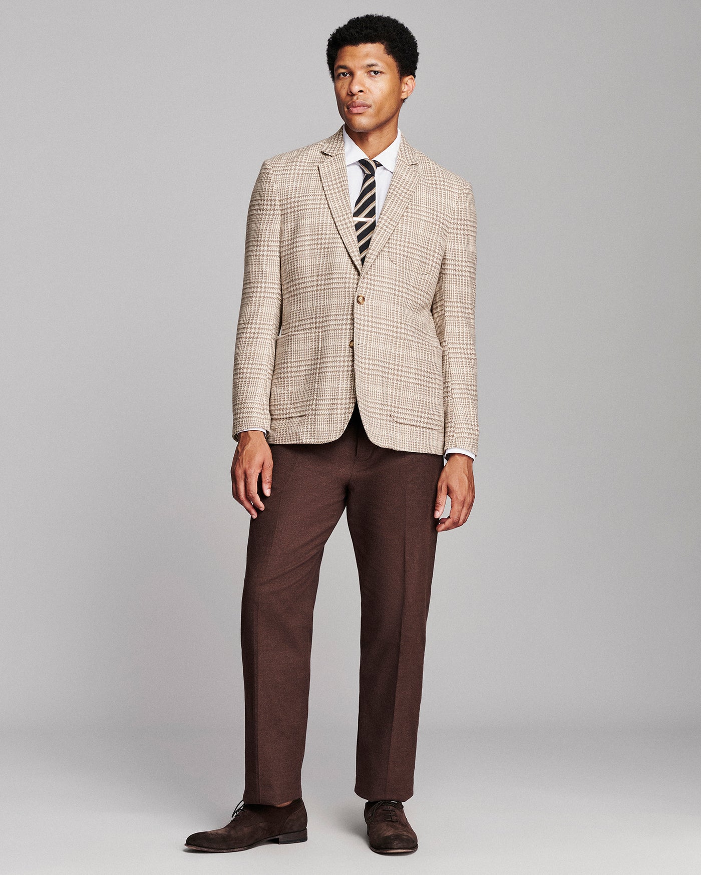 Model is 6'2" wearing size 42R.