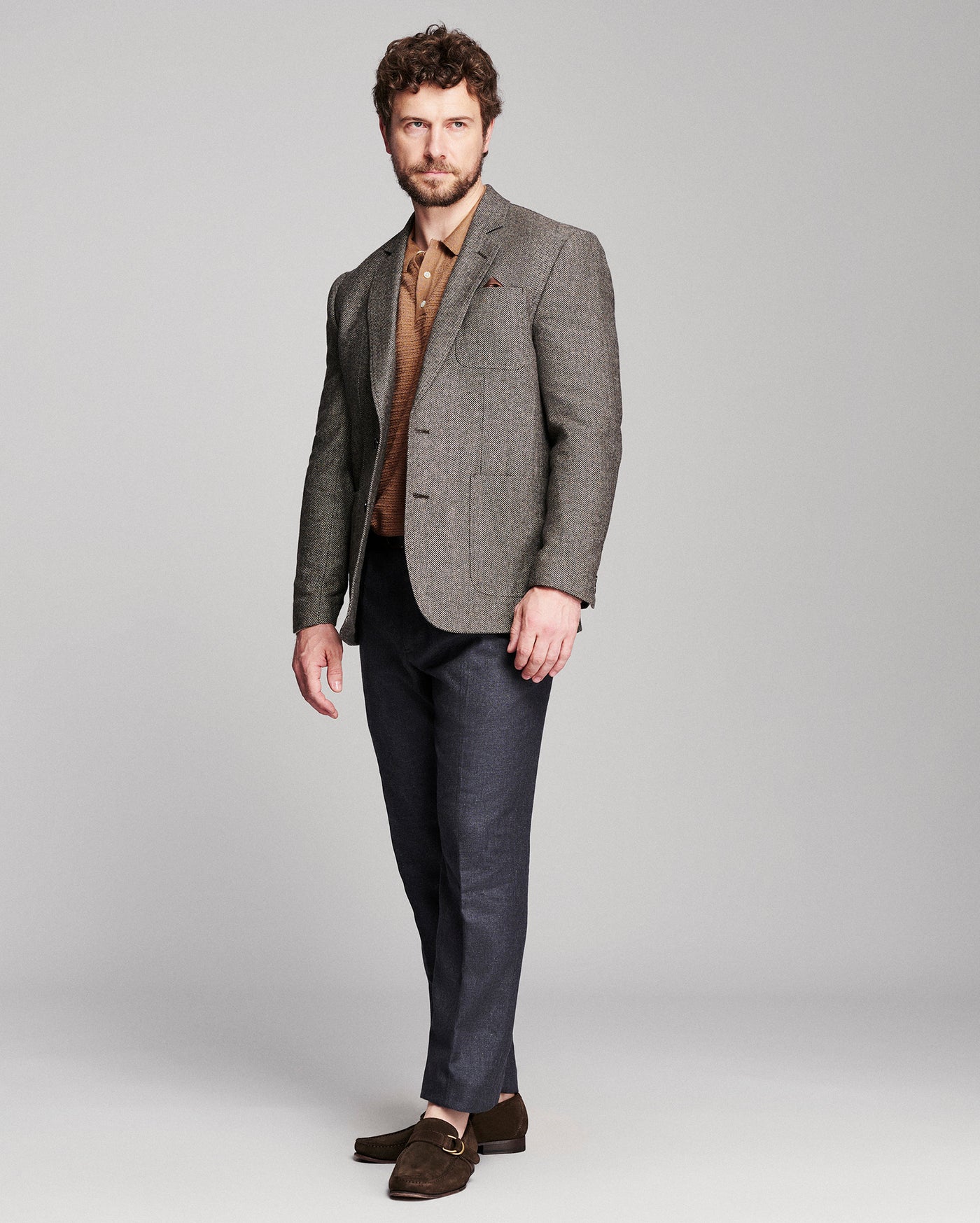 Model is 6'2" wearing size 42R.